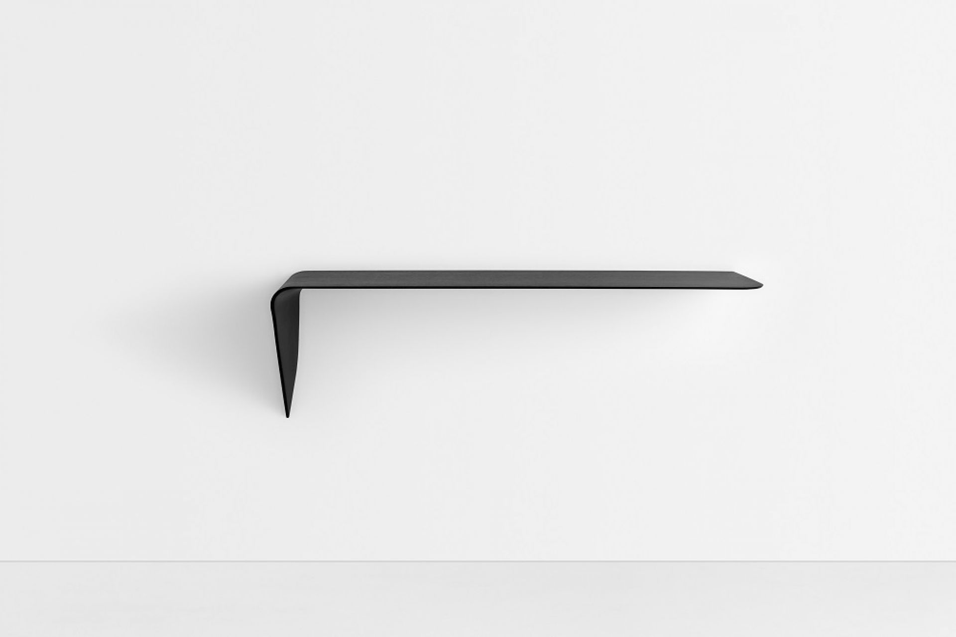 Schwarze Mamba Light Ablage von MDF Italia an weißer Wand. Wandsekretär, minimalistisch.